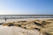Alemanha, Schleswig-Holstein, Sylt, Lista, dia ensolarado na praia de areia y mar — Fotografia de Stock