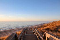Alemania, Schleswig-Holstein, Sylt, Wenningstedt, Escaleras de madera a la playa - foto de stock