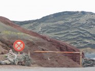 España, Islas Canarias, El Golfo, Señal de advertencia por carretera al cráter parcialmente hundido del volcán Montana cerca del pueblo de El Golfo - foto de stock