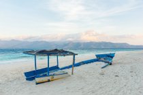 Indonesia, Nusa Tenggara Barat, Lombok Utara, Barca rotta sull'isola di Pulau Gili Meno — Foto stock
