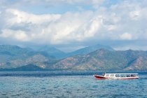 Indonesia, Nusa Tenggara Barat, Lombok Utara, En la isla de Pulau Gili Meno, barco frente a la isla de Pulau Gili Meno - foto de stock