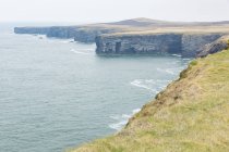 Irlanda, County Clare, Kilbaha, Cliff Coast en Irlanda junto al mar en Aill Na Brun - foto de stock