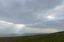 Irlanda, Condado de Clare, Kilbaha, Vista da costa na Irlanda perto de Aill Na Brun, costa sob céu nublado — Fotografia de Stock