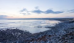 Irlanda, County Clare, praia de pedra ao pôr do sol, costa perto de Lahinch — Fotografia de Stock