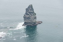 Irlanda, Condado de Clare, Acantilados de rocas Moher en el agua desde arriba - foto de stock