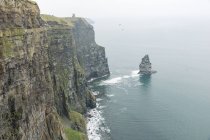 Ирландия, графство Клэр, скалы Феера, крутые скалы на берегу моря — стоковое фото