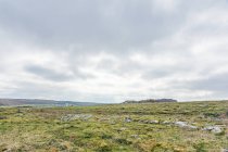 Irlanda, County Clare, Nuvem cinza cobrir área natural plana, Caherconnel Stone Fort — Fotografia de Stock