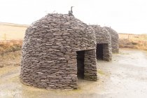 Irlande, Kerry, Comté de Kerry, Anneau de Kerry, Cottage en pierre sur terre humide — Photo de stock