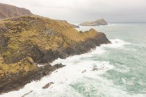 Irland, kerry, county kerry, ring of kerry, Wasser schlägt an den steilen Felswänden — Stockfoto