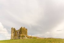 Irlanda, Kerry, Condado de Kerry, Castelo de Ballycarbery sob céu cinzento — Fotografia de Stock