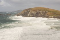 Irland, kerry, county kerry, ring of kerry, starke wellen an der küste des rings von kerry — Stockfoto