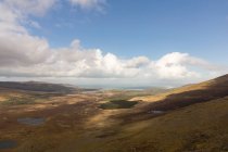 Irlande, Kerry, Comté de Kerry, Vue à Connor Pass, vue de l'autre côté de grands champs — Photo de stock