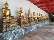 Таиланд, Центральный Таиланд, Бангкок, Буддийские статуи в королевском буддийском храме Ват Пхо в центре исторического старого города — стоковое фото