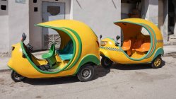 Cuba, La Habana, Havana, three-wheeler taxis — Stock Photo