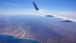 México, Baja California Sur, San Juan, Laz Paz, Avión sobre paisaje costero, vista parcial - foto de stock
