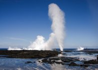 Samoa, Blowhole e lava frantumano onde, vista panoramica costiera — Foto stock
