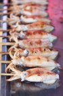 Camboya, Kep, Mercado del cangrejo, Calamar a la parrilla en el mercado del cangrejo - foto de stock
