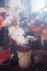 Камбодия, кеп, крабовый рынок, женщины готовят морскую капусту на крабовом рынке — стоковое фото