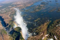 Sambia, Viktoria-Wasserfälle, Sambesi-Fluss, Luftaufnahme aus dem Hubschrauber mit Regenbogen über den Viktoria-Wasserfällen — Stockfoto