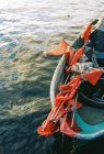 Deutschland, mecklenburg-vorpommern, binz, einsames boot auf meer mit roten fahnen — Stockfoto