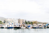 Grécia, Ática, Glifada, Velhos barcos de pesca tradicionais no pequeno porto portuário — Fotografia de Stock