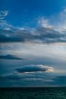 Греция, Аттика, Палео Фалиро, вечерний вид на море и облачный горизонт — стоковое фото