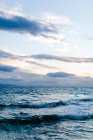 Греція, Аттика, Палео-Фаліро, вид широкий море, хвиль на вечірній світло, стіни гавані — стокове фото