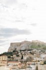 Griechenland, Attika, Athina, Altstadt vor der Akropolis, Blick auf die Akropolis von der Dachterrasse eines Hotels — Stockfoto