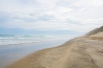 Nueva Zelanda, Northland, Baylys Beach, Baylys Beach con mal tiempo - foto de stock