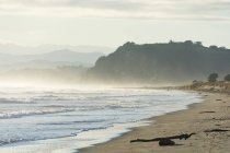 Новая Зеландия, Гисборн, Пуава, пустой пляж в туманную погоду — стоковое фото