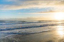Новая Зеландия, Гисборн, Пуава, закат у моря — стоковое фото