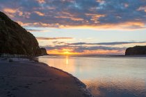 Nueva Zelanda, Taranaki, Tongaporutu, puesta de sol en el mar - foto de stock