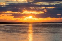Nova Zelândia, Taranaki, Tongaporutu, pôr do sol no mar — Fotografia de Stock