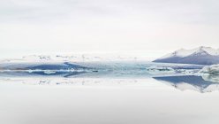 Montagne che si riflettono nell'acqua della laguna del ghiacciaio, Islanda — Foto stock