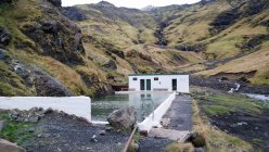 Islandia, Sulurland, baño antiguo aislado Seljavallalaug - foto de stock
