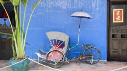 Malaysia, Pulau Pinang, Georgetown, rickshaw in front of the Blue Mansion in Penang — Stock Photo