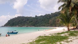 Malesia, Terengganu, Kuala Besut, Isola Forestale con spiaggia sabbiosa - Perhentian Besar, persone sedute sulla sabbia in barca — Foto stock