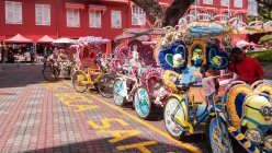 Kitschy rickshaws en Melaka casco antiguo, Melaka, Melaka, Malasia - foto de stock