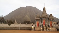 Indonesia, Jawa Timur, Probolinggo, Templo junto a la montaña Bromo - foto de stock