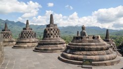 Indonesia, Jawa Tengah, Magelang, Buddhist Temple Borobudur in Central Java, mountain landscape on the background — Stock Photo