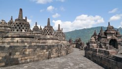 Indonesia, Jawa Tengah, Magelang, Tempio buddista Borobudur in Giava centrale, montagne e nuvole sullo sfondo — Foto stock