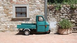 Италия, Умбрия, Изола Маджоре, трехколесный автомобиль, припаркованный на Изола Маджоре, озеро Трасимено — стоковое фото