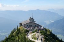 Deutschland, Bayern, Menschen auf dem Weg zum kehlsteinhaus im berchtesgadener land — Stockfoto