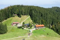 Alemanha, Baviera, Hausham, caminhada do Lago Schliersee até Tegernsee, casas nas montanhas — Fotografia de Stock