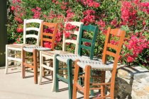 Grécia, Creta, Chania, Cadeiras no Parque Botânico — Fotografia de Stock