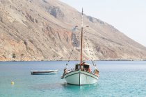 Grécia, Creta, Lutro, barco atracado em Lutro — Fotografia de Stock