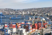 Chile, paisagem urbana de Valparaíso, Porto de Valparaíso vista aérea — Fotografia de Stock