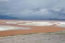 Bolivia, Departamento de Potosí, Laguna Colorada, paisaje paisajístico con lagos naturales - foto de stock