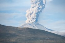 Perú, Arequipa, Chivay, erupción de un volcán en el Valle del Colca - foto de stock
