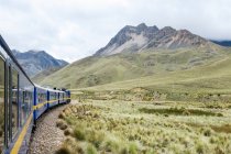 Peru, Qosqo, Qanchi pruwinsya, through the Andes of Puno to Cusco with the Andean Explorer train — Stock Photo